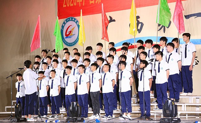 03-2020级机器人班在演唱《龙的传人》.JPG