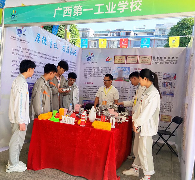 学生参观我校展位.jpg