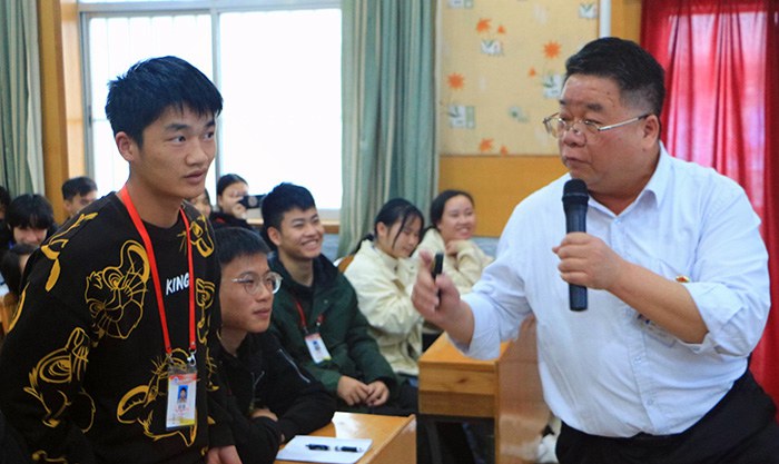 02-张海林书记（右一）与学生互动.JPG
