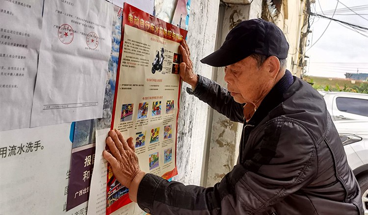 工作人员张贴宣传海报.jpg