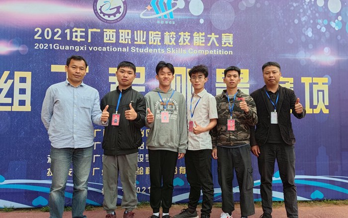 李剑老师（左一）和陈智和老师（右一）指导的农越（左二）、陈志源（左三）、林金钊（右三）、包水保（右二）四位学生获得参加工程测量项目二等奖.jpg