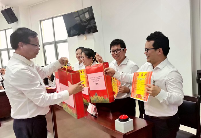 2、黄杰品校长为获奖党支部颁奖.jpg