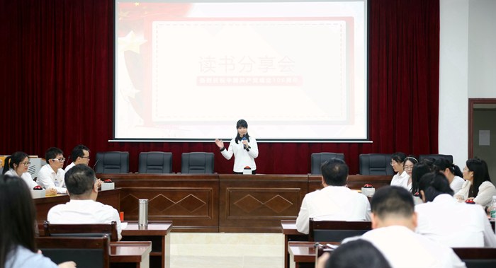 3、陈路老师进行读书分享.jpg