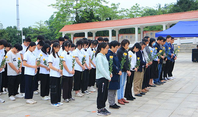 1、全体党员、团员缅怀革命先烈.JPG