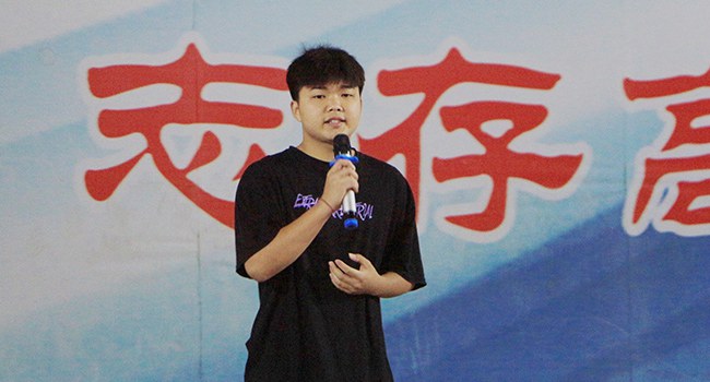 2、19测量2班周政佳同学获得校园歌手大赛第一名.JPG