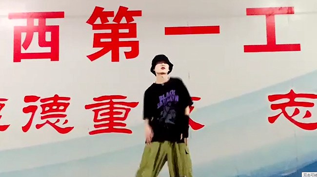 3、20网络2班赖烽同学荣获舞林高手大赛第一名.jpg