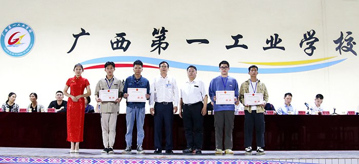 2、获国家奖学金学生与校长书记合影.jpg