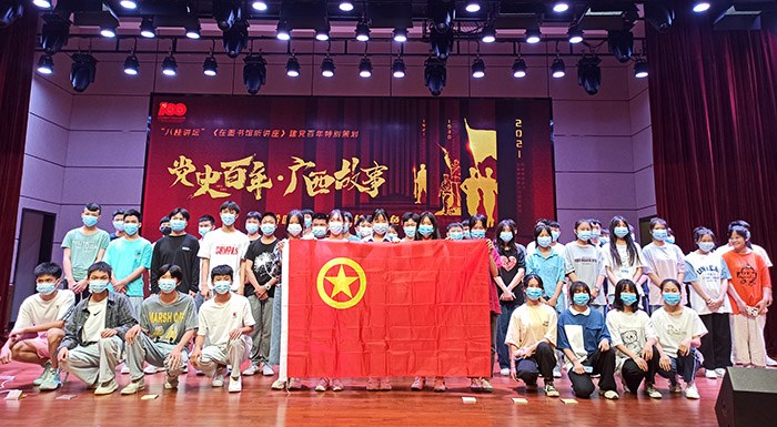 团员们在讲座后合影留念.jpg