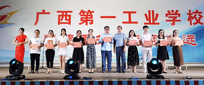 2、黄杰品校长为第三届“青春教师之星”颁奖.jpg
