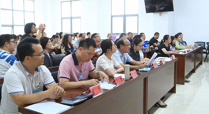 教职工们认真观看演讲比赛.JPG