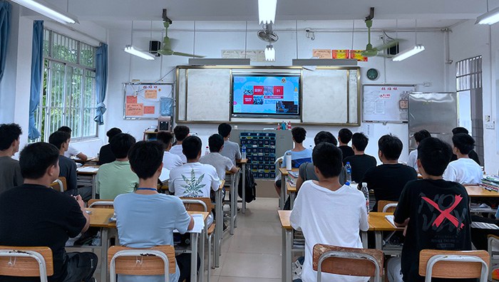 20汽修5班的同学在教室观看“安全教育培训”讲座直播.jpg