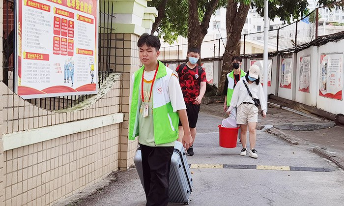 学生志愿者为迎新工作热情服务.jpg