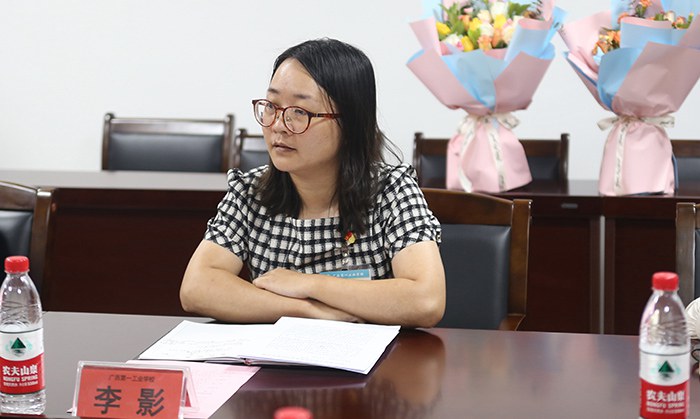 优秀教师代表李影.JPG