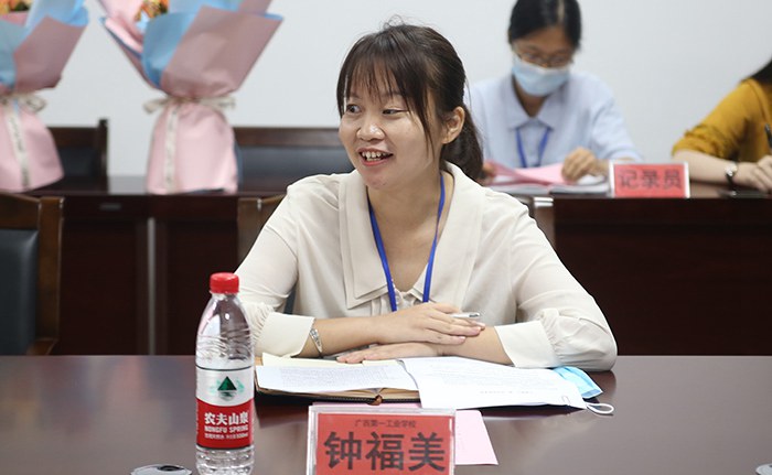 优秀教师代表钟福美.JPG