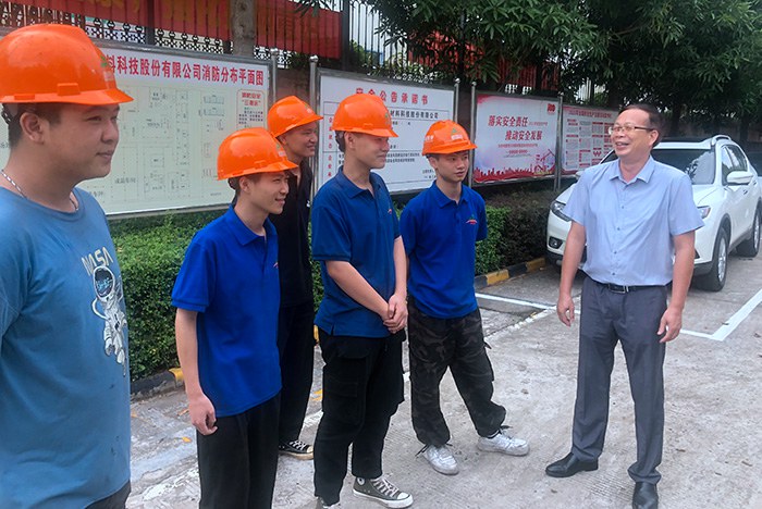 黄杰品校长询问学生实习工作、生活情况.jpg