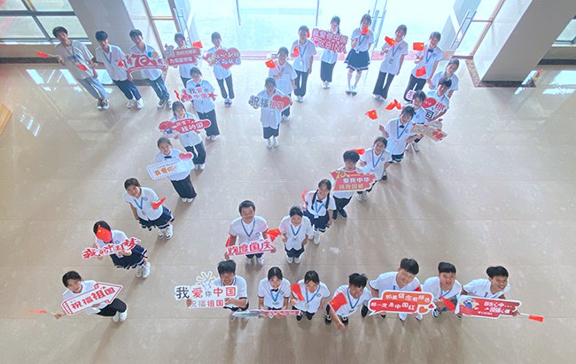 同学们排列成72字样庆祖国华诞.jpg