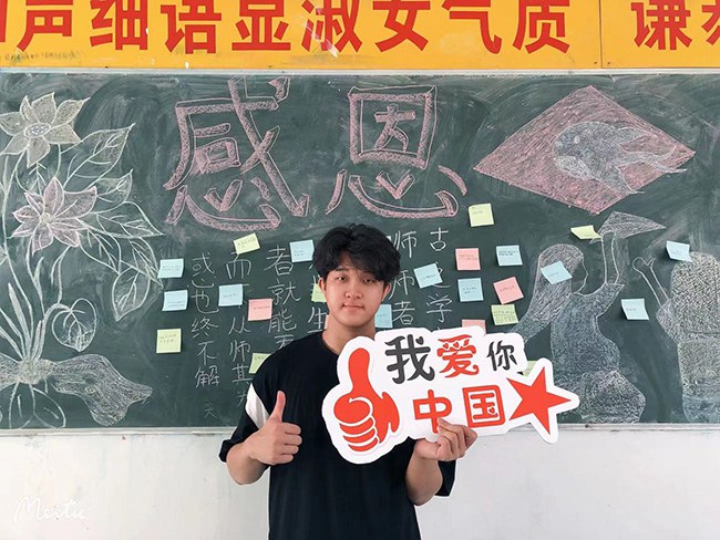 同学们手持国庆标语拍照留念 (1).jpg