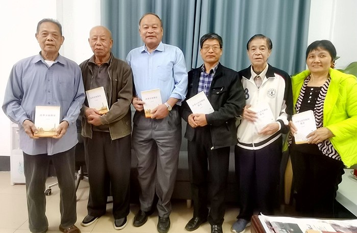 学校党委为退休老党员“送学上门”.jpg