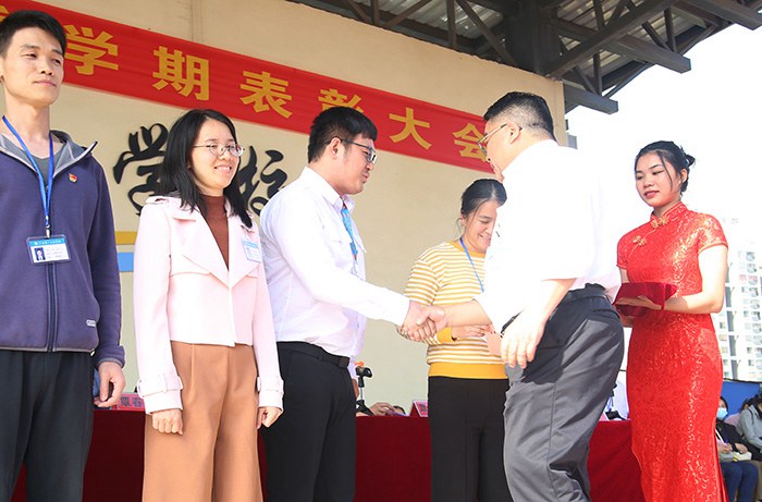 党委书记张海林（右二）为获奖教师颁奖.jpg