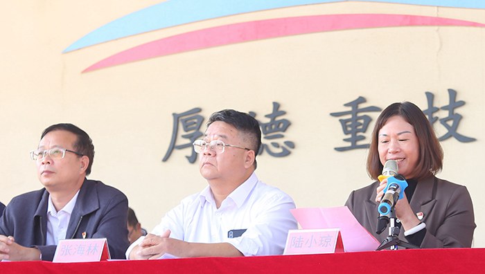 副校长陆小琼（右一）致辞.jpg