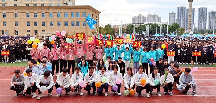 21计算机2班喊着嘹亮的口号.jpg