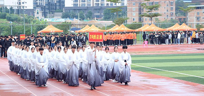 身穿班服的20酒店班整齐入场.JPG