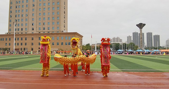 学生进行舞狮表演.jpg