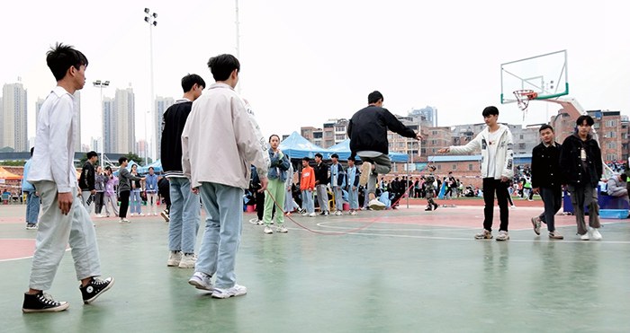 学生在参加跳绳比赛.JPG