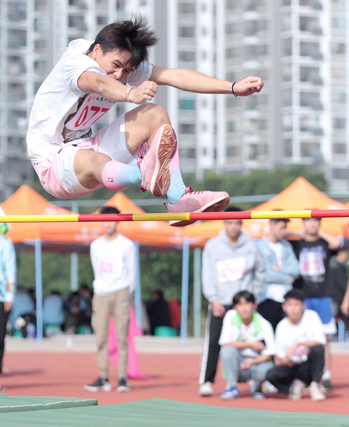 学生在参加跳高比赛.JPG