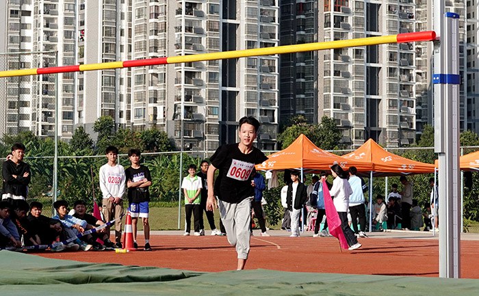 1.兰英鹏参加跳高比赛.jpg