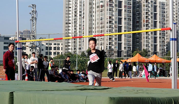 2.兰英鹏正在助跑.jpg