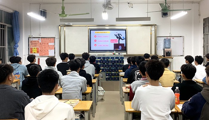 2020级汽修3班在观看思政课直播.jpg