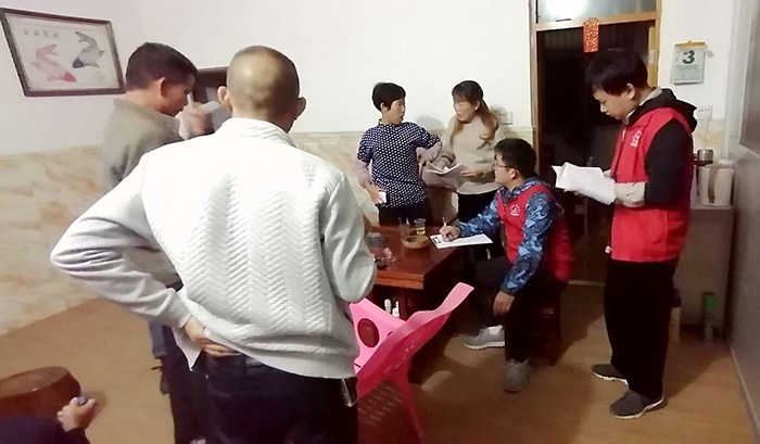 黄星杰（右二）在入户了解群众家庭情况.jpg