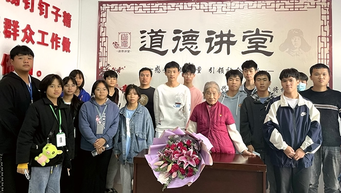 02-学校团员青年与周时华老战士合影.jpg