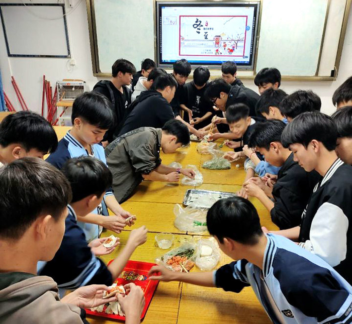 21汽修1班包饺子比赛.jpg