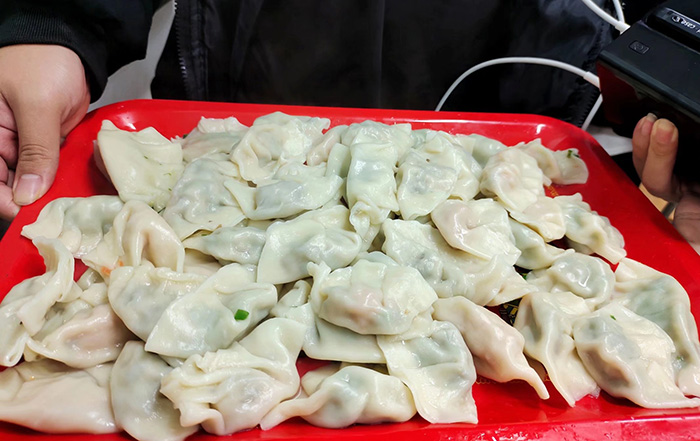 同学们用心制作的饺子.jpg