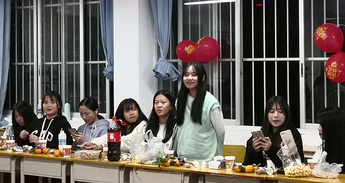 21会计1班开展冬至联欢会.jpg