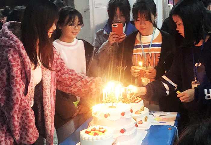 21计算机2班为同学过生日.jpg