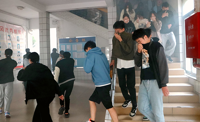 学生迅速、有序地从楼道疏散.JPG