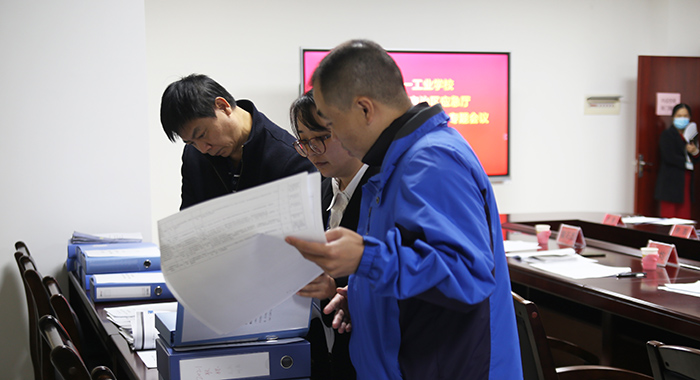 自治区应急厅巡察组在检查材料.jpg