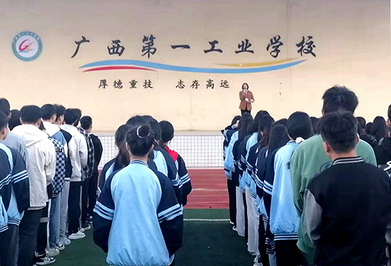 1-校领导在晨会上为全体学生上“开学第一课”_副本.jpg