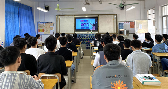 2-20汽修3班学生在观看“开学第一课”录播视频.jpg