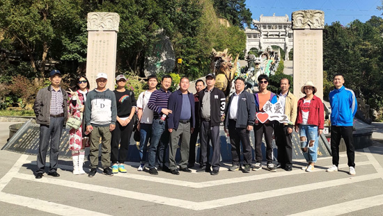 2.小组在打卡点合影留念.jpg