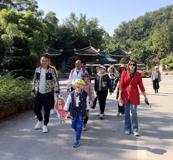 4.大家一路欢声笑语.jpg