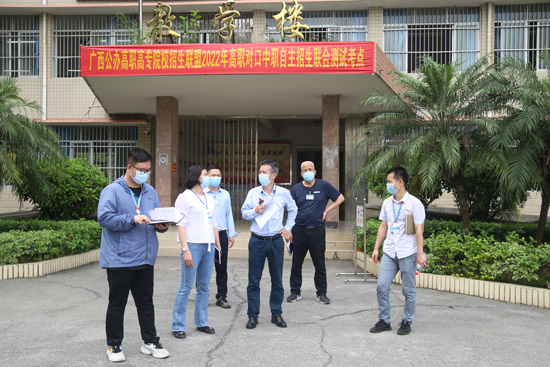 1.检查组实地检查教学楼防疫情况.jpg