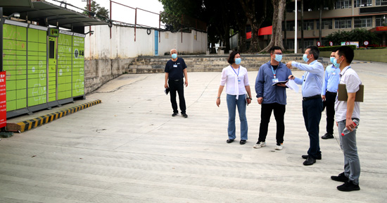 2.检查组实地检查快递件寄取点防疫情况.jpg