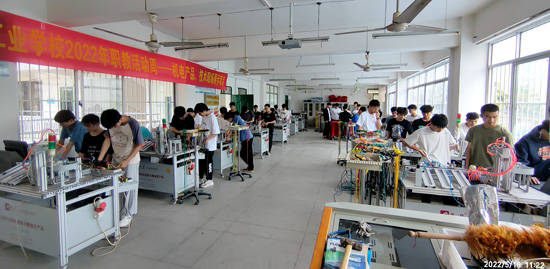 6.学生参观光机电一体化装置.jpg