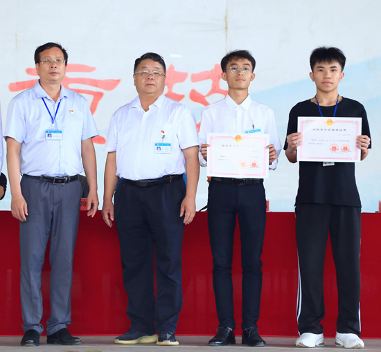 2.学校领导黄杰品（左一）、张海林（左二）为荣获“2021—2022学年度中等职业教育国家奖学金”学生（右一：覃宇平 ，右二：林金钊）颁奖.jpg