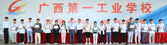 3.荣获“2020—2021年度自治区人民政府中等职业教育奖学金”学生.jpg