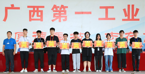 5.学校领导为“文明班级”颁奖.jpg